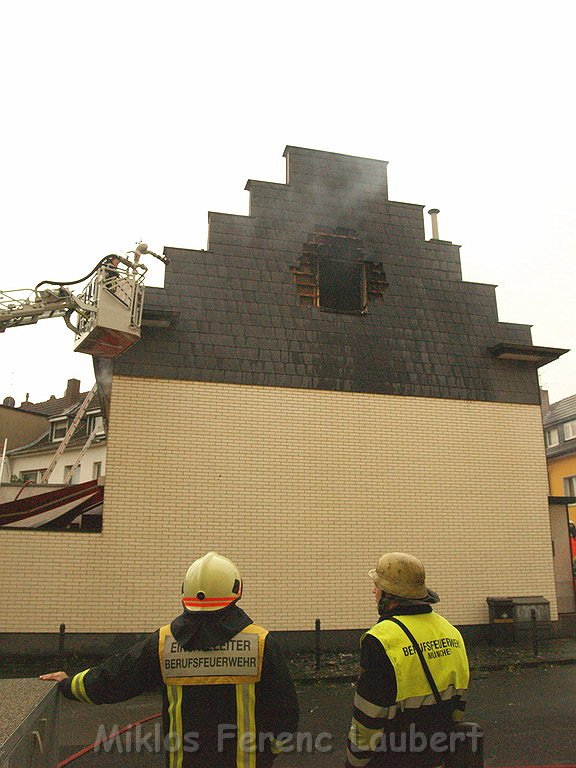 Feuer 3 Reihenhaus komplett ausgebrannt Koeln Poll Auf der Bitzen P180.JPG